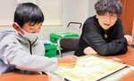 船本さん（右）の手ほどきを受けながらサンドアートを楽しむ参加者＝２５日、新温泉町湯の町民センター