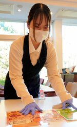 インターンシップでカフェの業務を体験する池田さん