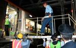 　瀬戸大橋上で電車が立ち往生したと想定して実施されたＪＲ四国とＪＲ西日本の合同訓練＝２３日未明