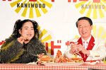 カニ料理を味わうゆりやんさん（左）