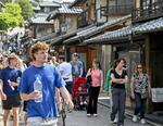 　京都・清水寺周辺を散策する外国人観光客ら＝４月