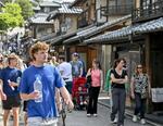 　京都・清水寺周辺を散策する外国人観光客ら＝１７日