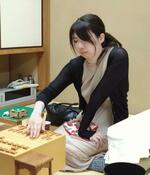 　午後の対局に臨む西山朋佳女流三冠＝４日、東京都渋谷区の将棋会館
