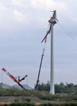 　風力発電の風車の折れた羽根の撤去作業が進む現場＝２０日午後、秋田市