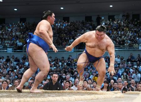 　優勝決定戦　大の里（左）が送り出しで高安を下す＝エディオンアリーナ大阪