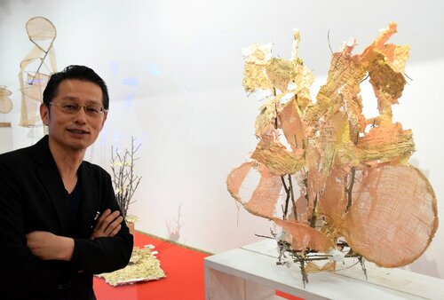 立体作品「草原の音」と岡野さん