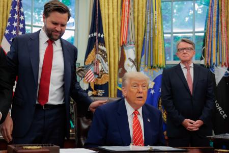 　米ホワイトハウスで記者団に話すトランプ大統領（中央）＝８日、ワシントン（ゲッティ＝共同）
