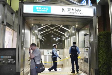 　東京メトロ南北線東大前駅の出入り口に規制線を張る警察官ら＝７日
