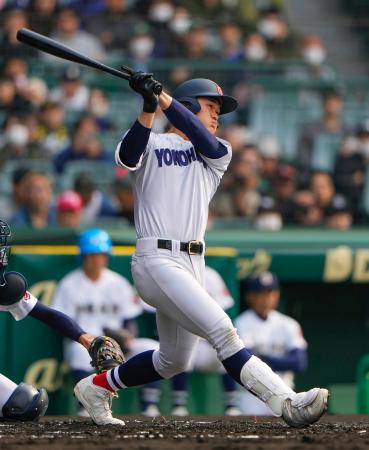 　横浜―沖縄尚学　１回表横浜無死一、三塁、阿部葉が右中間に先制３ランを放つ＝甲子園