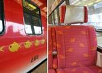 　キンメ電車の側面（左）と座席