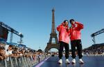 　「チャンピオンズ・パーク」で祝福を受ける吉沢恋（左）と赤間凜音＝２９日、パリ（ロイター＝共同）