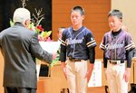 表彰状を受け取る受賞者
