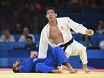 　男子８１キロ級決勝　ジョージア選手（左）に合わせ技で一本勝ちした永瀬貴規＝パリ（共同）
