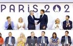 　パリ五輪の閉会式で握手するＩＯＣのバッハ会長（左）とフランスのマクロン大統領＝１１日、パリ郊外（共同）