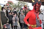 子どもたちに豆を投げられ退散する赤鬼＝３日、鳥取市河原町高福の道の駅清流茶屋かわはら