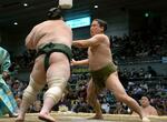 　大相撲春場所で相手を突き、押しで攻める北☆（石ヘンに番）磨（右）＝２０２４年３月、エディオンアリーナ大阪