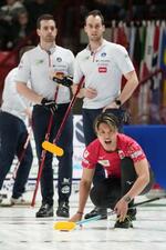 　１次リーグのノルウェー戦でストーンを見つめる日本代表・ＳＣ軽井沢クのスキップ山口（手前）＝３日、ムースジョー（ＡＰ＝共同）