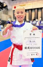 小学３年男子形で３位に輝いた須田一冴＝東京武道館