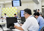 本年度のクマの出没件数や対策を共有する関係者ら＝１９日、鳥取県庁