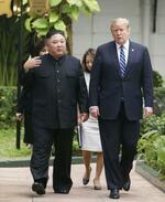 　２０１９年２月、首脳会談が行われたホテルの庭園を並んで歩くトランプ米大統領（右）と北朝鮮の金正恩朝鮮労働党委員長＝ハノイ（ロイター＝共同）
