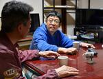 　シェアハウスでくつろぐ石尾大輔さん（右）＝２０２５年４月、石川県加賀市