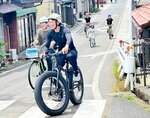 講習を受け、自転車で町内に繰り出す参加者
