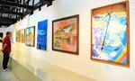 入賞作品などが並んだ会場＝新温泉町の浜坂先人記念館・以命亭
