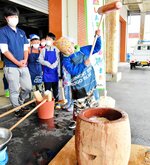 威勢よく餅をつくキッズたち＝１１日、湯梨浜町中興寺のＪＡ鳥取中央東郷梨選果場