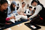 和菓子でもてなされる訪問団の学生ら＝１４日、鳥取市西町１丁目の鳥取敬愛高