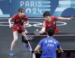 　混合ダブルス１回戦　北朝鮮ペアと対戦する張本智和（右）、早田ひな組＝パリ（共同）