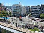 　京都市役所本庁舎の屋上庭園から見た祇園祭の山鉾巡行＝２０２３年７月