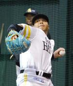 　投球練習するソフトバンク・浜口＝宮崎