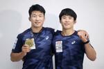 　ハンガリーから帰国した日下尚（左）と曽我部京太郎＝２１日、成田空港