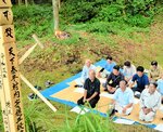 撞木を打ち付けた塔婆の前で念仏を唱える地域住民＝２５日、新温泉町塩山の吹上神社