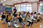 　北海道清水町の小学生と交流する埼玉県深谷市立八基小の５年の児童ら＝６月２８日、深谷市