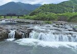 八東川を通過する若桜鉄道の昭和号