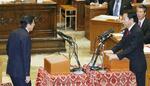 　２０１２年１１月、党首討論の野田首相（右）と自民党の安倍総裁＝国会