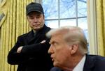 　トランプ米大統領（右）の話に耳を傾ける実業家イーロン・マスク氏＝２月１１日、ワシントン（ロイター＝共同）
