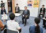 　東京都立川市の「たちかわ若者サポートステーション」を視察し、「卒業生」らと意見交換する石破首相（中央）＝１９日午前（代表撮影）
