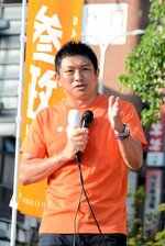 政治改革や政治参加の意義を熱く語る神谷代表＝２０日、ＪＲ鳥取駅北口の花時計前