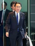 　首相官邸に入る岸田首相＝３日午前