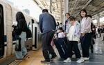 　ＪＲ新大阪駅で新幹線に乗り込む人たち＝３日午前