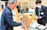 豪華景品を当てようと抽選会に参加する来店客＝１６日、新温泉町浜坂の鳥取信用金庫浜坂支店