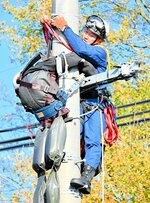 要救助者に見立てた人形をロープなどを使って救助する隊員