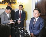 日米の関税交渉後、記者会見する赤沢経済再生相（右）＝１６日、米ワシントン（共同）