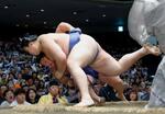 　大の里（手前）が寄り倒しで若隆景を下す＝両国国技館