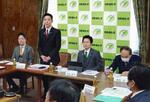 　日本維新の会の役員会であいさつする前原共同代表（左から２人目）＝１９日午後、国会