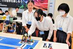 ロボット競技に臨む高校生