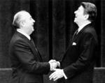 　１９８５年１１月、ジュネーブで初会談した当時のゴルバチョフ・ソ連共産党書記長（左）とレーガン米大統領（ロイター＝共同）