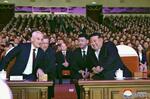 　ロシアのベロウソフ国防相（手前左）と歓迎公演を鑑賞する北朝鮮の金正恩朝鮮労働党総書記（同右）＝２０２４年１１月２９日、平壌（朝鮮中央通信＝共同）